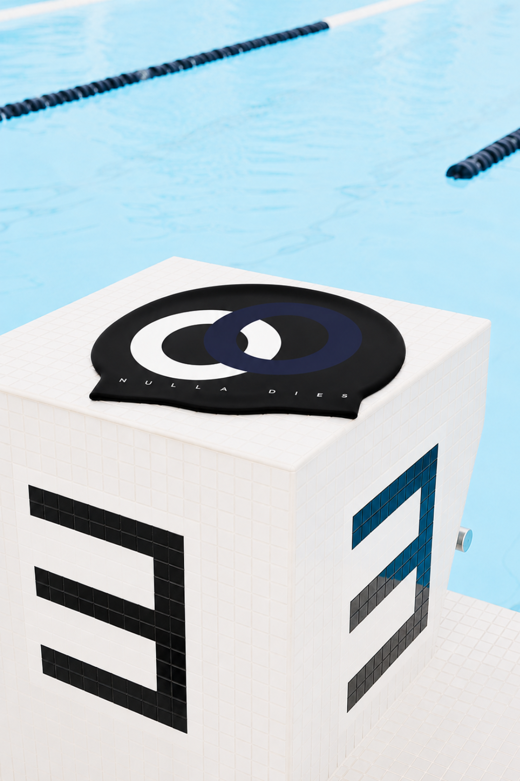 Swimcap Nulla Dies Noir Pool Blanc